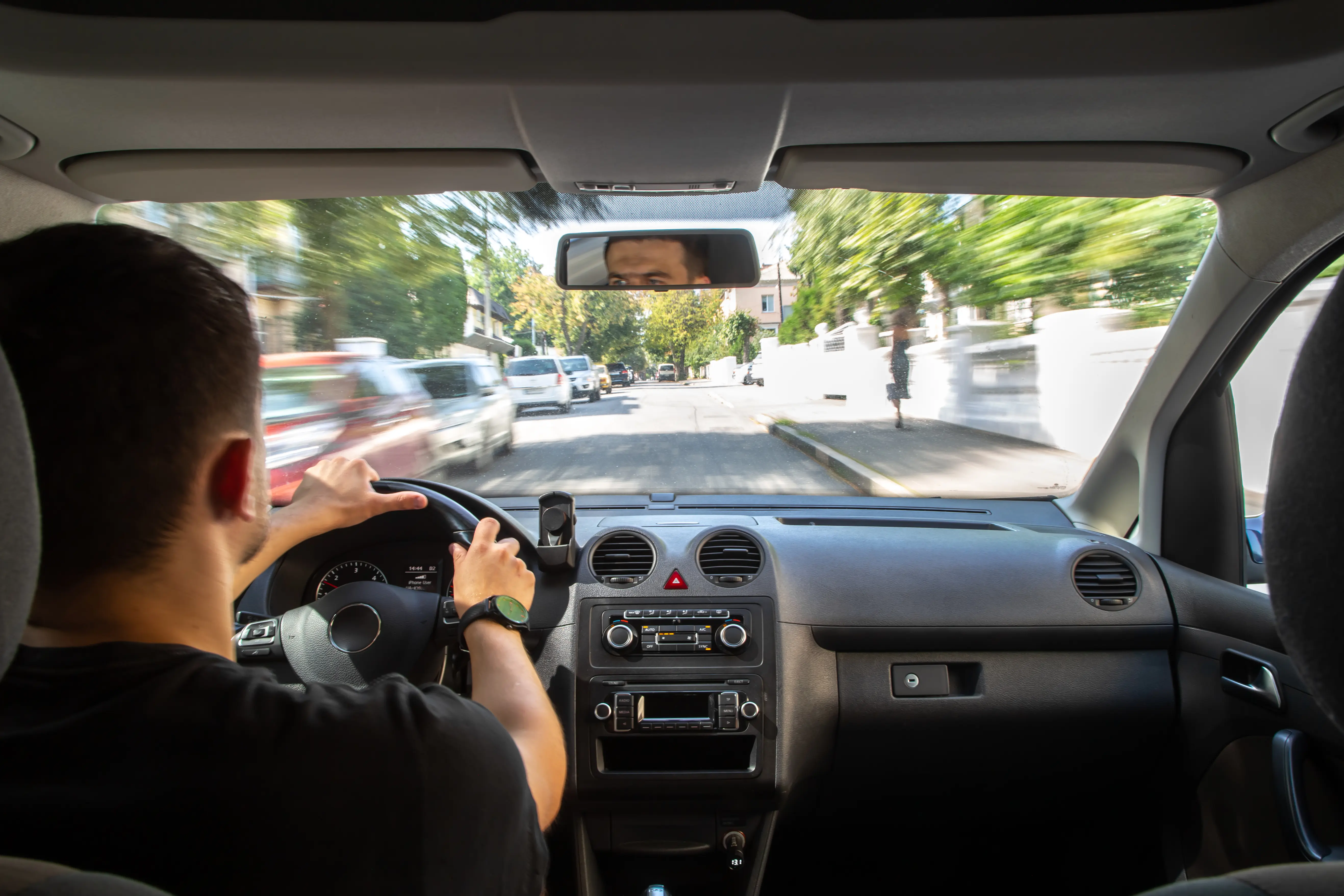 Piloto de Rider conduciendo por la ciudad
